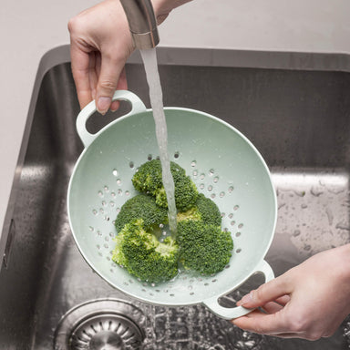 Rinsing broccoli using a Melamine Colander
