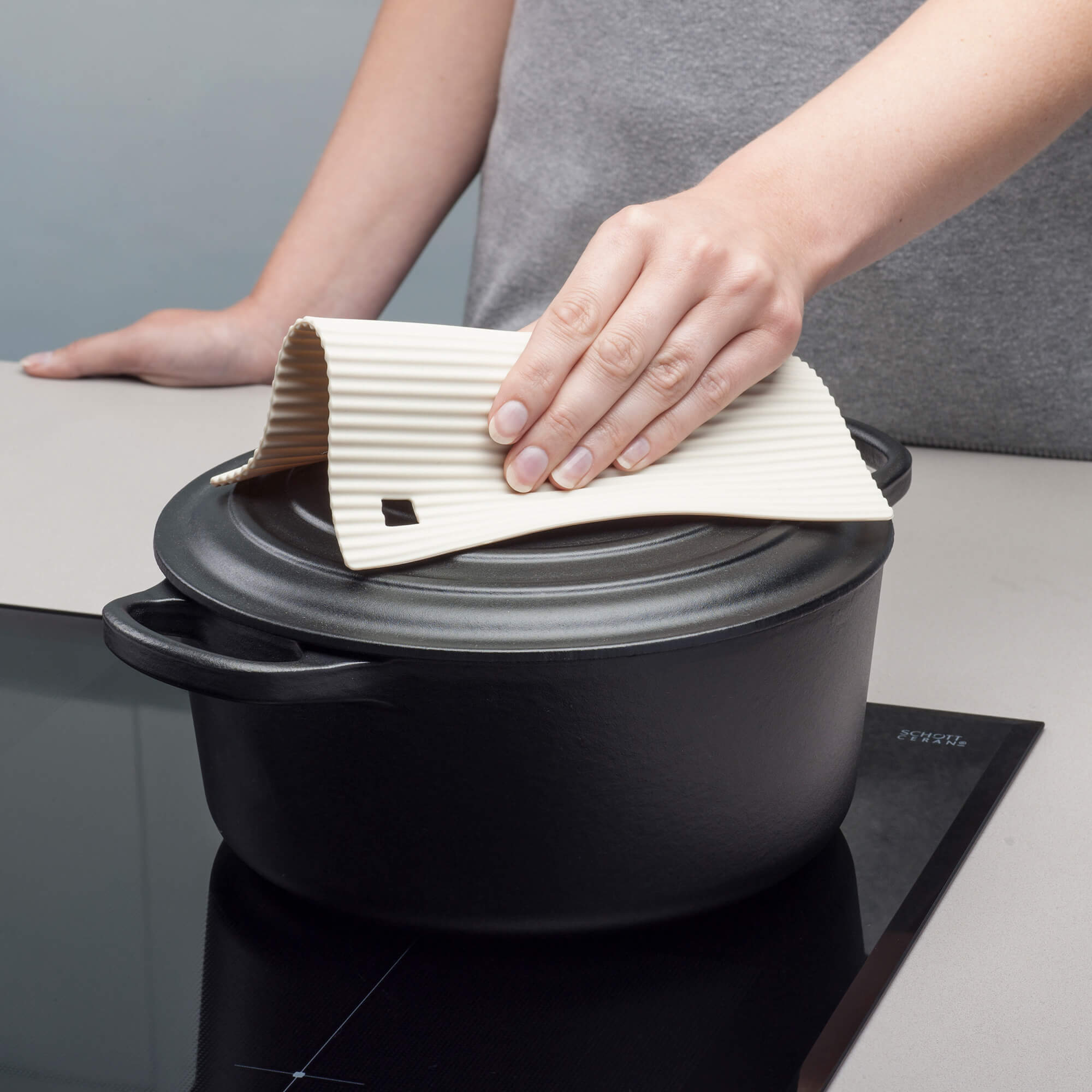 Using a Zeal Silicone Hot Mat to lift a casserole lid