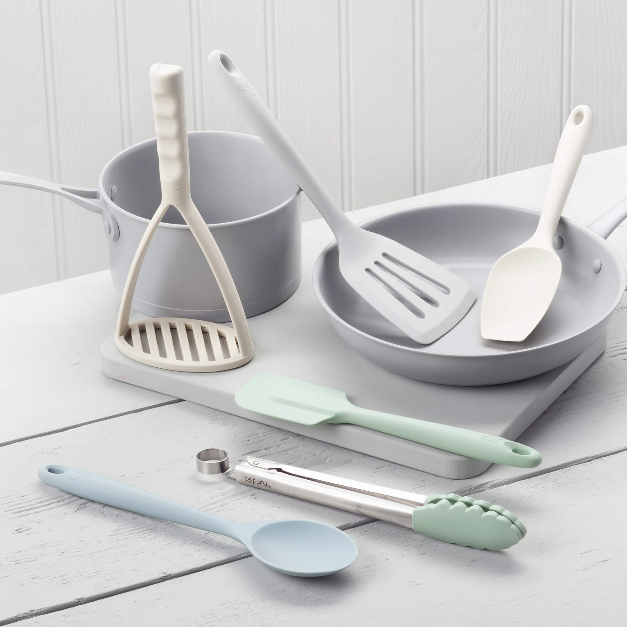 https://zealzeal.com/cdn/shop/products/zeal-jset-47_tongs-turner-fleximasher-spoon-and-spatulas-set-of-6-in-assorted-classic_lifestyle_2000x2000.jpg?v=1626179418