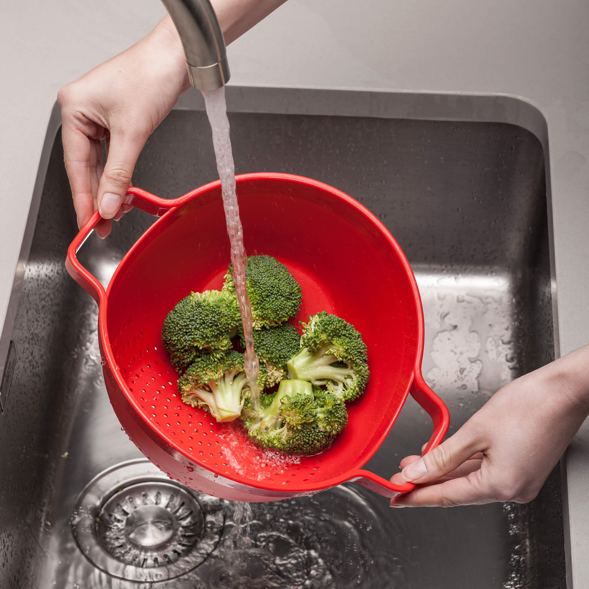 Using a Zeal Drain & Serve Colander to rinse broccoli