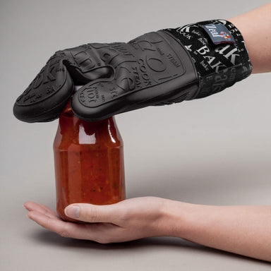 https://zealzeal.com/cdn/shop/products/zeal-v117_silicone-single-oven-glove-with-hot-type-in-black_lifestyle_384x384.jpg?v=1631871378