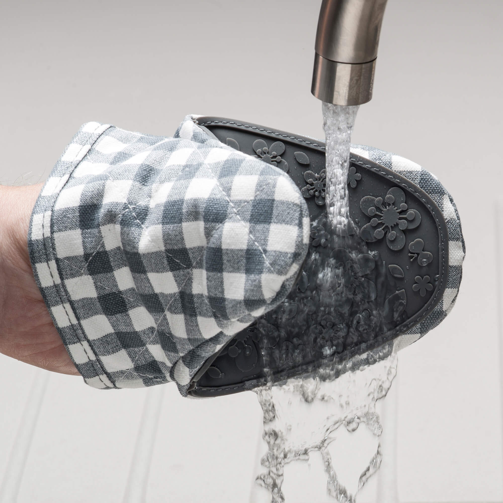 Zeal Hot Grab Kitchen Helper easily washed under a tap